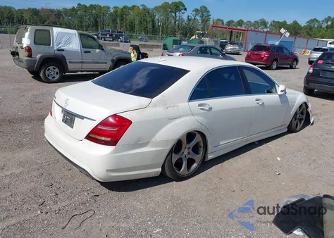 2011 Mercedes-Benz S 550 z USA, uszkodzony, nr VIN WDDNG7BB0BA407103